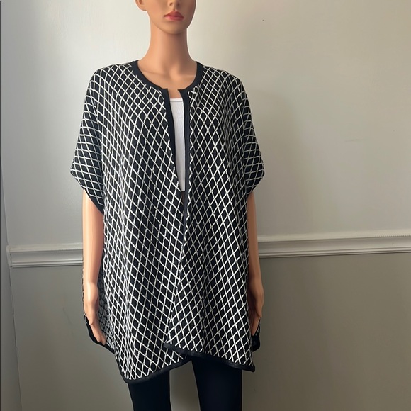 Chicos Black White Patterned Poncho Cardigan - Picture 4 of 15